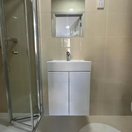 Luxury Flat In London! E1!f3 *