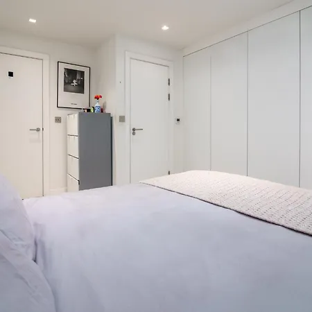 Elegant 2bd Flat Near Old Street, *