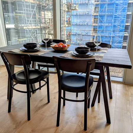 Charming 2-bedroom Canary Wharf - London