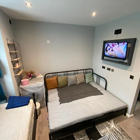Bed & Breakfast Elegance Suits 20 Minutes To