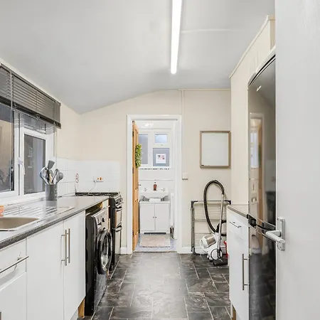 Spacious One Bedroom Private Flat In Brixton +wifi شقة لندن