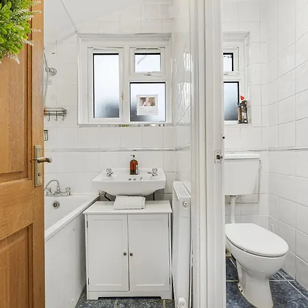 Spacious One Bedroom Private Flat In Brixton +wifi * لندن