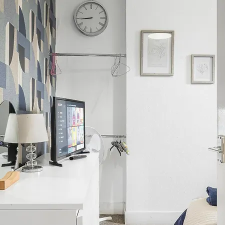 Spacious One Bedroom Private Flat In Brixton +wifi * لندن