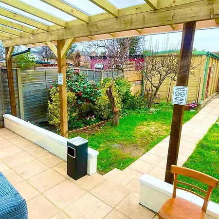 Apartment 2 Bed Studio-free Parking-pet Friendly-garden London