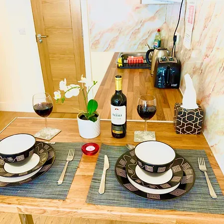 2 Bed Studio-free Parking-pet Friendly-garden London
