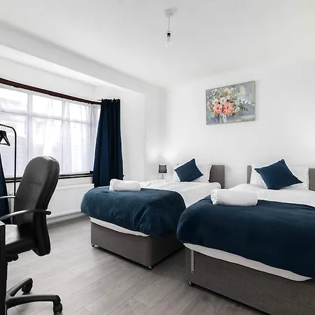 Spacious 4-bedroom Family Near Wembley Holiday home London