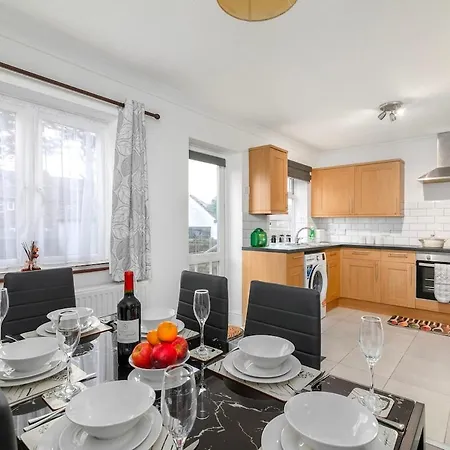Spacious 4-bedroom Family Near Wembley *