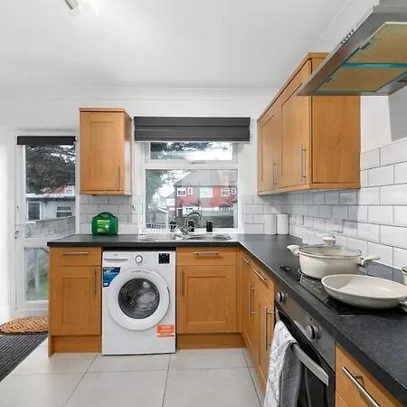 Spacious 4-bedroom Family Near Wembley Holiday home