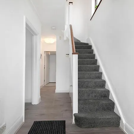 Spacious 4-bedroom Family Near Wembley Holiday home *