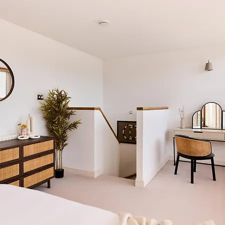 The Wray Crescent Hideout - Stylish 4bdr With Parking London