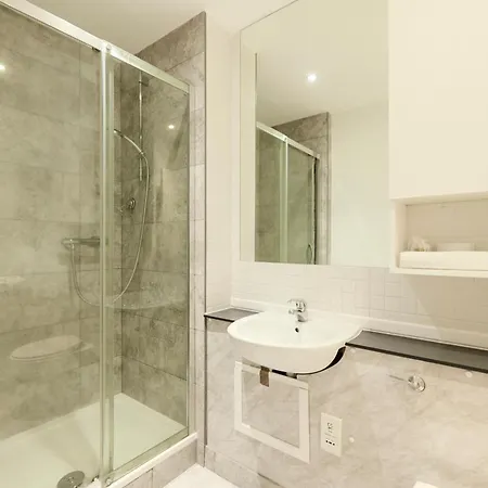 The Wray Crescent Hideout - Stylish 4bdr With Parking Apartment London