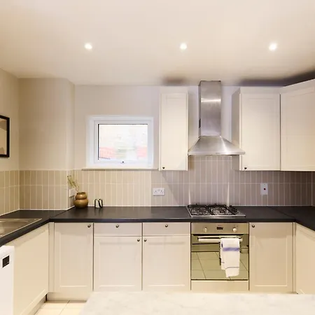 The Wray Crescent Hideout - Stylish 4bdr With Parking * London