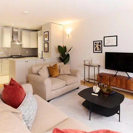 The Wray Crescent Hideout - Stylish 4bdr With Parking