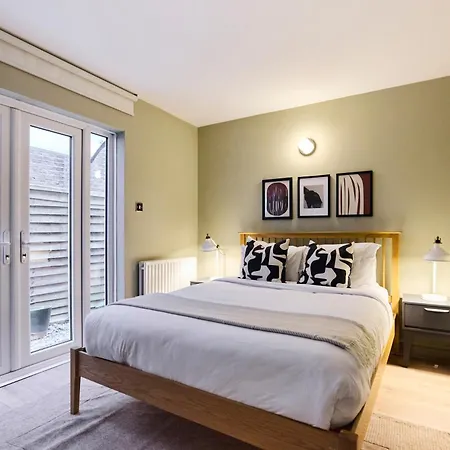 Apartment The Wray Crescent Hideout - Stylish 4bdr With Parking