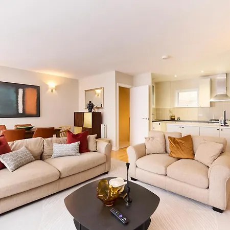 The Wray Crescent Hideout - Stylish 4bdr With Parking Apartment *