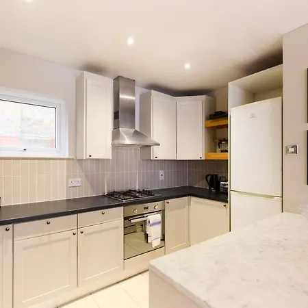 Apartment The Wray Crescent Hideout - Stylish 4bdr With Parking London