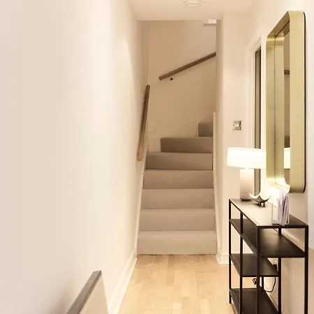The Wray Crescent Hideout - Stylish 4bdr With Parking *