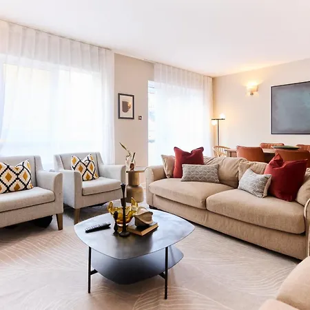 The Wray Crescent Hideout - Stylish 4bdr With Parking
