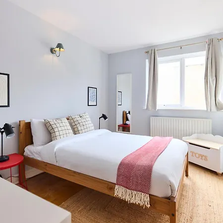 Apartment The Wray Crescent Hideout - Stylish 4bdr With Parking *