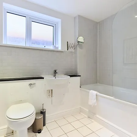 The Wray Crescent Hideout - Stylish 4bdr With Parking *