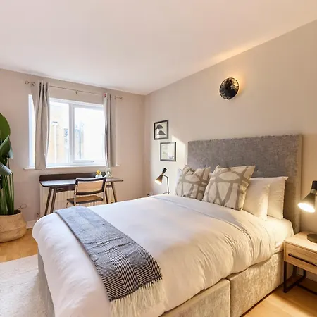 The Wray Crescent Hideout - Stylish 4bdr With Parking * London