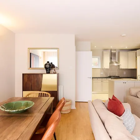 Apartment The Wray Crescent Hideout - Stylish 4bdr With Parking *