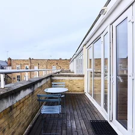 The Wray Crescent Hideout - Stylish 4bdr With Parking London