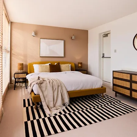 The Wray Crescent Hideout - Stylish 4bdr With Parking