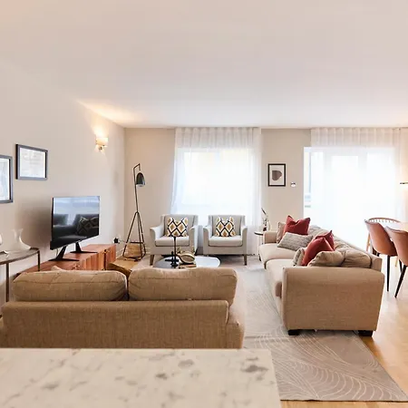 The Wray Crescent Hideout - Stylish 4bdr With Parking Apartment *