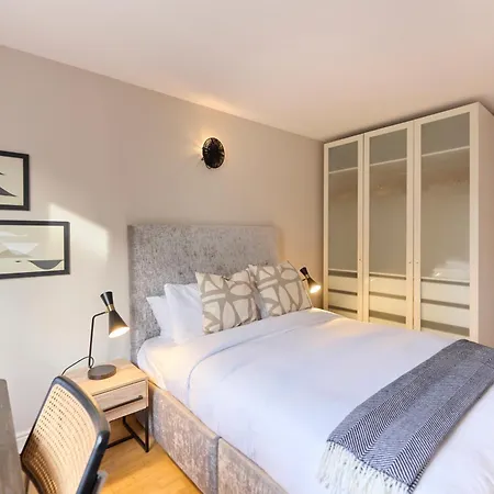 The Wray Crescent Hideout - Stylish 4bdr With Parking *