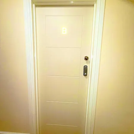 2 Bed Studio-free Parking-pet Friendly-garden *