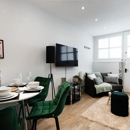 Stylish And Modern 2 Bedroom Flat, Finsbury Park, Sleeps Up To 6 Guests 3 Double Beds, Near Emirates Stadium