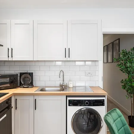 Stylish And Modern 2 Bedroom Flat, Finsbury Park, Sleeps Up To 6 Guests 3 Double Beds, Near Emirates Stadium *