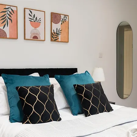 Stylish And Modern 2 Bedroom Flat, Finsbury Park, Sleeps Up To 6 Guests 3 Double Beds, Near Emirates Stadium *