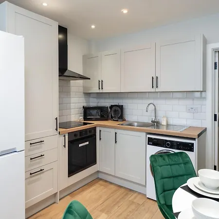 Stylish And Modern 2 Bedroom Flat, Finsbury Park, Sleeps Up To 6 Guests 3 Double Beds, Near Emirates Stadium London