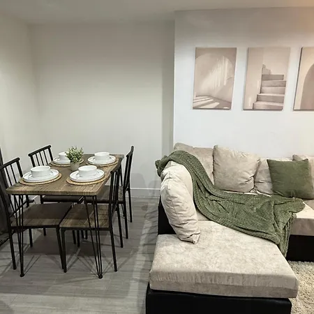 Urban Hideaway, Private Garden, 2 Mins To Station Apartment *