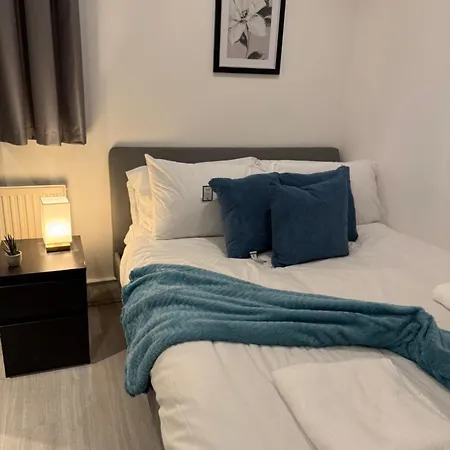 Urban Hideaway, Private Garden, 2 Mins To Station Apartment *