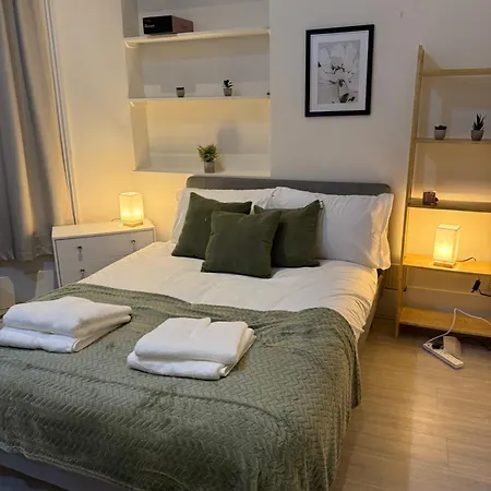 Urban Hideaway, Private Garden, 2 Mins To Station Apartment London