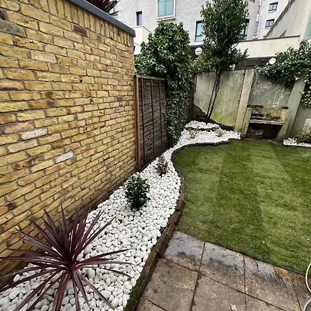Apartment Urban Hideaway, Private Garden, 2 Mins To Station *