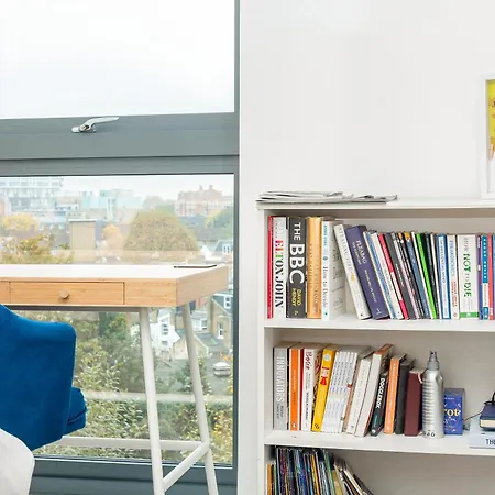 Modern 1br With Balcony & View, Wandsworth * Londýn