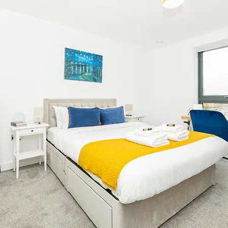 Modern 1br With Balcony & View, Wandsworth * Londýn