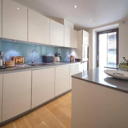 Westminster Two Bed One Bath Sleeps 5 *