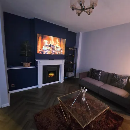Contemporary & Spacious 1bd - Fireplace With Modern Comforts * London