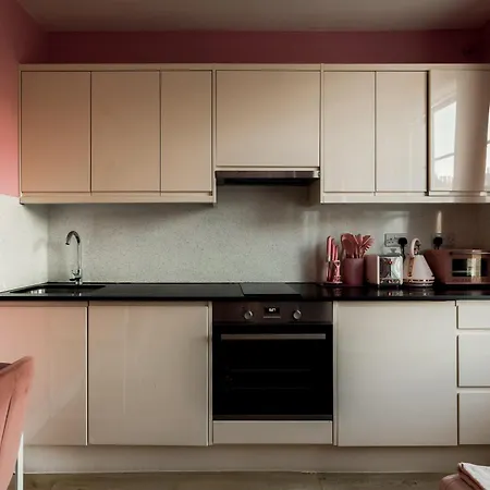 Gloucester Place Apartment *