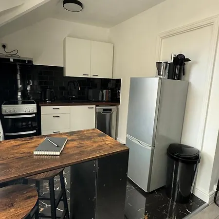 Kingston Studio, Ideal For Professionals Relocators And Leisure Stays, Near Kingston Station And Shopping Centre