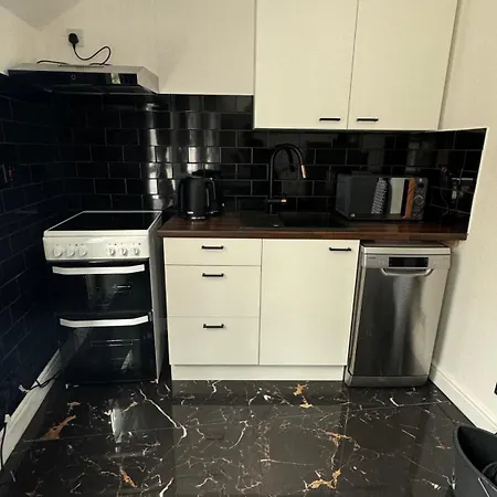 Kingston Studio, Ideal For Professionals Relocators And Leisure Stays, Near Kingston Station And Shopping Centre Apartment *