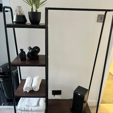 Kingston Studio, Ideal For Professionals Relocators And Leisure Stays, Near Kingston Station And Shopping Centre