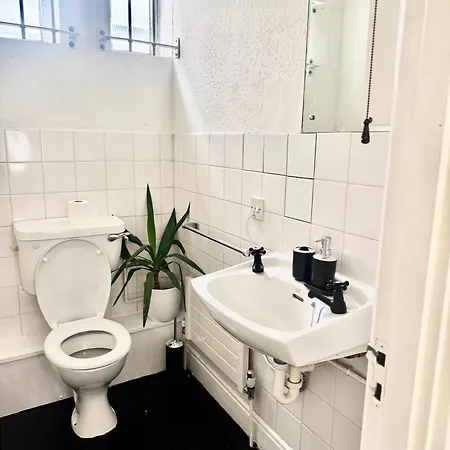 Kingston Studio, Ideal For Professionals Relocators And Leisure Stays, Near Kingston Station And Shopping Centre Kingston upon Thames (Greater London)