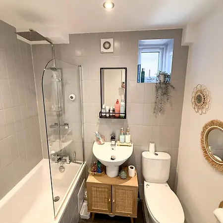 Near Airport Dog Lovers Welcome Bed & Breakfast London
