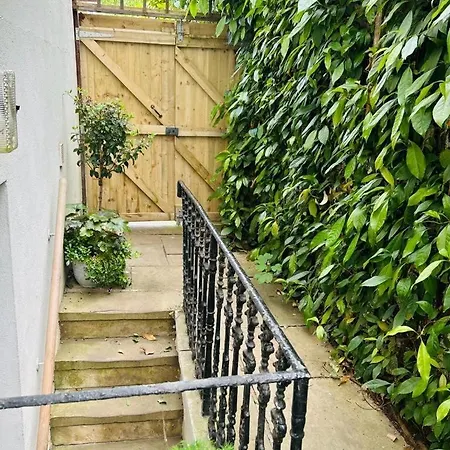 Spacious Comfortable Flat With Free Parking In East Finchley, Muswell Hill & Close To Alexandra Palace *